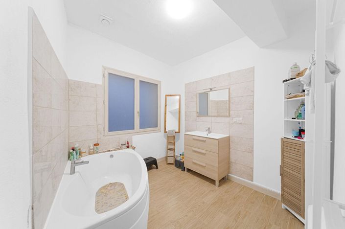 Image No.8-2 Bed House for sale