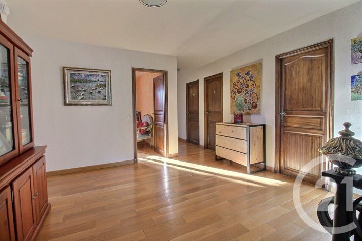 Image No.17-6 Bed House for sale