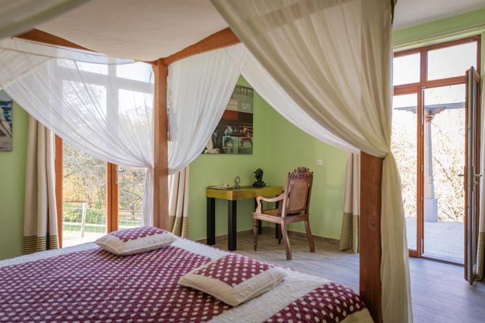 Image No.24-3 Bed Property for sale