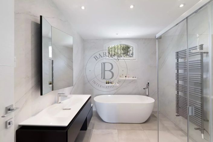 Image No.8-5 Bed House for sale