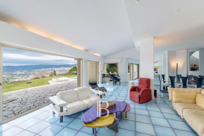 Image No.2-8 Bed House for sale