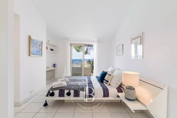 Image No.5-8 Bed House for sale