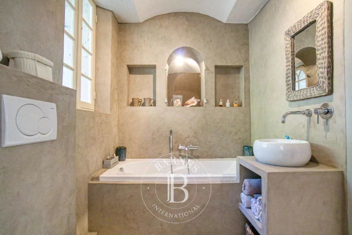 Image No.8-6 Bed House for sale