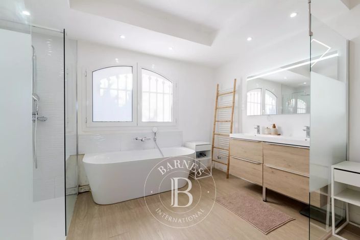 Image No.8-6 Bed House for sale