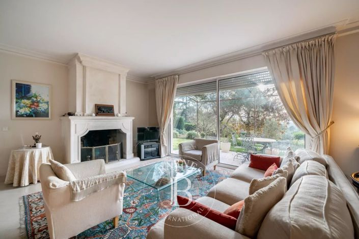 Image No.2-4 Bed House for sale