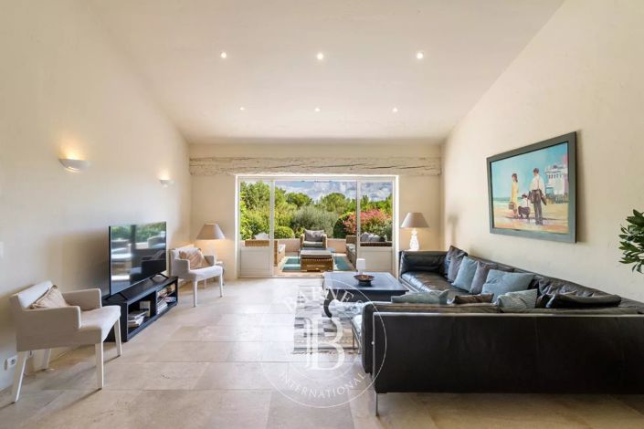 Image No.2-4 Bed House for sale