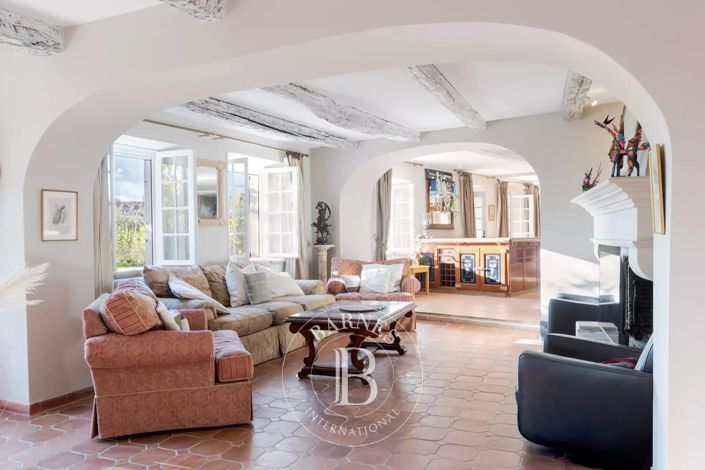 Image No.2-6 Bed House for sale
