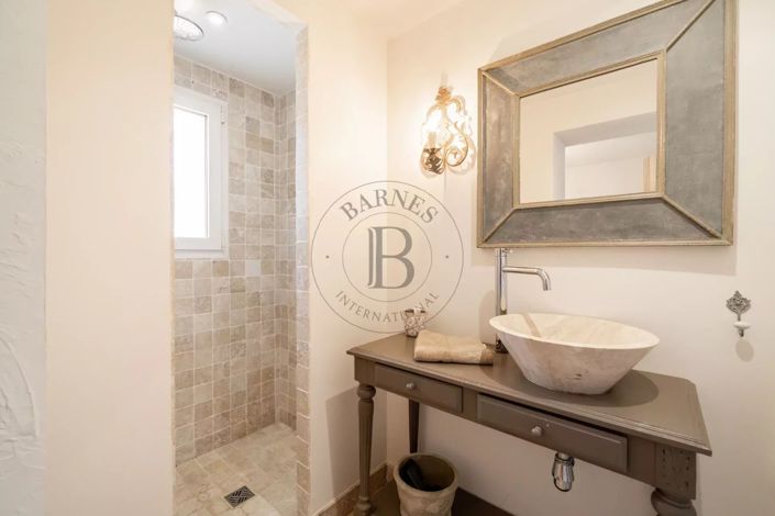 Image No.8-5 Bed House for sale