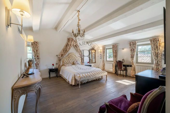 Image No.5-6 Bed House for sale