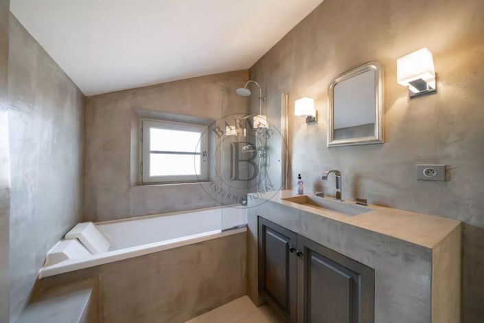 Image No.9-6 Bed House for sale
