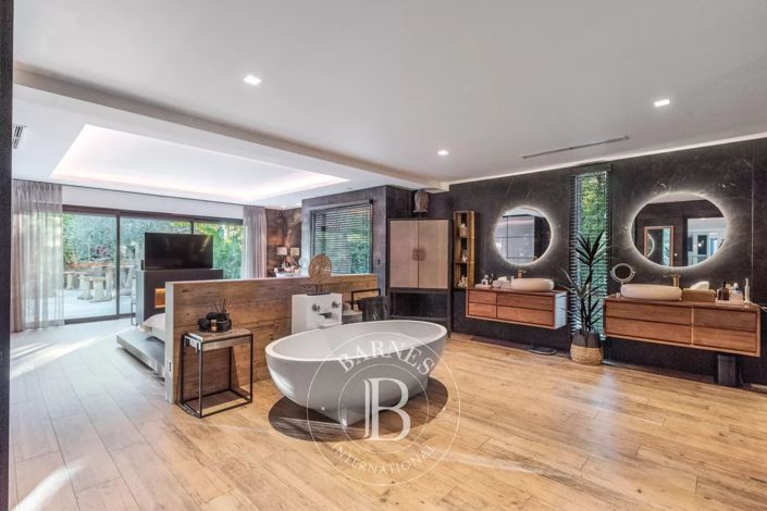 Image No.6-6 Bed House for sale