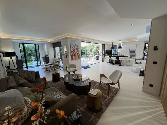 Image No.8-5 Bed House for sale