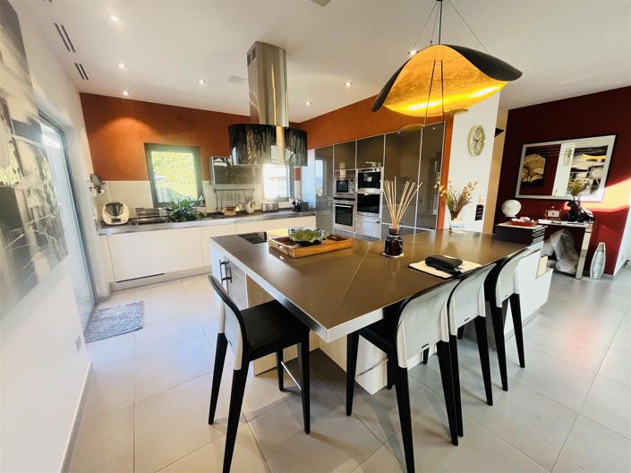 Image No.21-4 Bed House for sale
