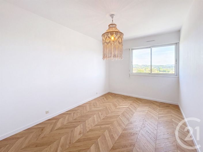 Image No.12-3 Bed Apartment for sale
