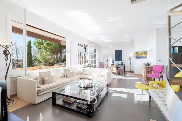 Image No.2-8 Bed House for sale