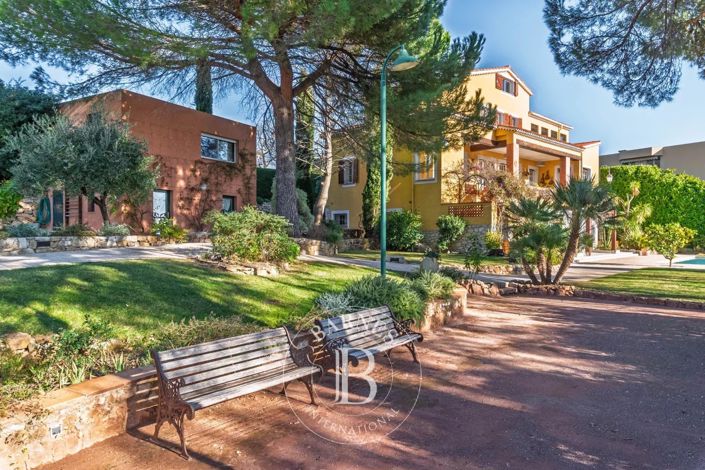 Image No.3-8 Bed House for sale