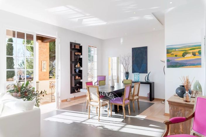 Image No.6-8 Bed House for sale