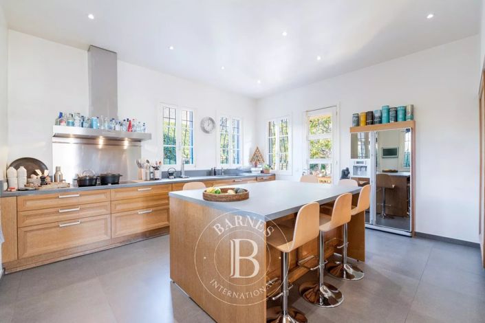 Image No.7-8 Bed House for sale