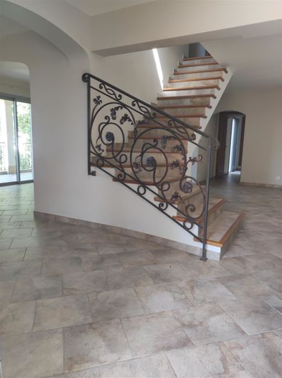 Image No.6-6 Bed House for sale