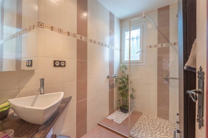 Image No.7-5 Bed House for sale