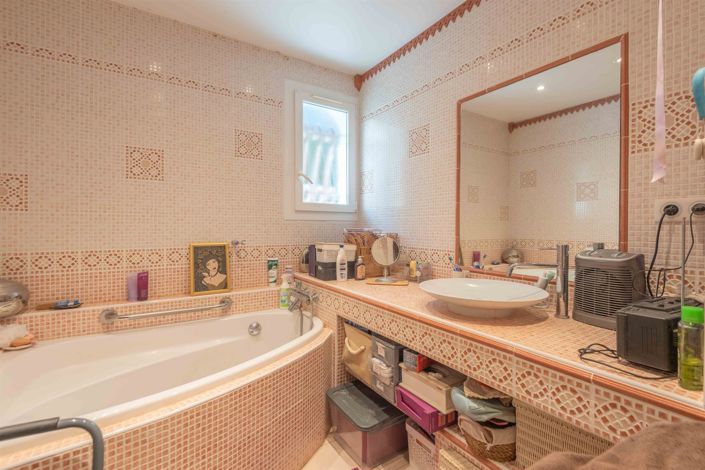 Image No.8-5 Bed House for sale