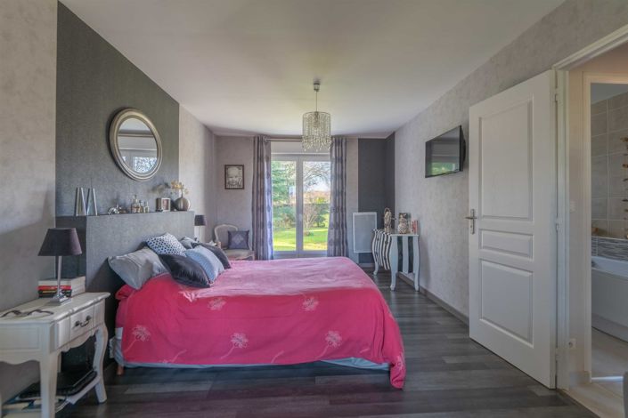 Image No.8-5 Bed House for sale