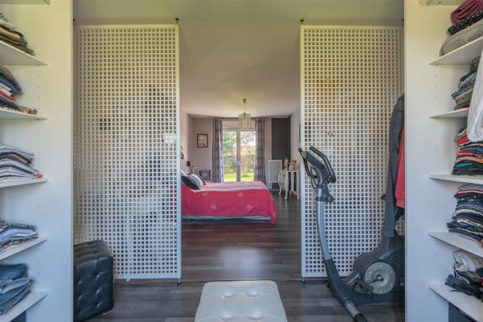 Image No.9-5 Bed House for sale