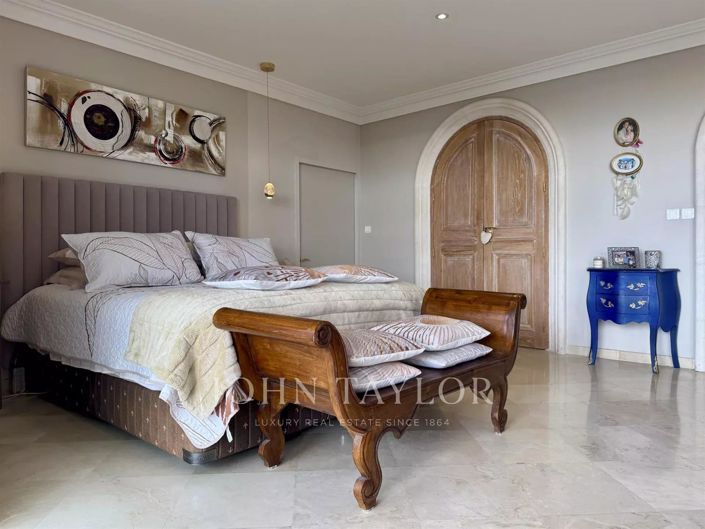 Image No.8-5 Bed House for sale