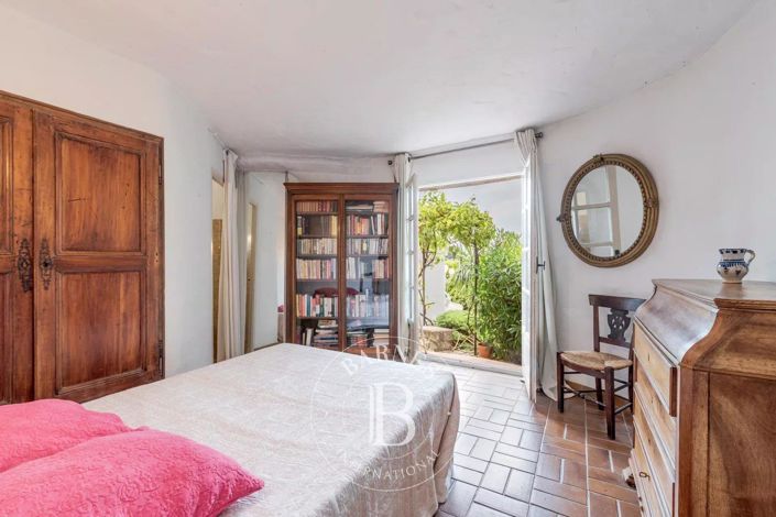 Image No.10-6 Bed House for sale