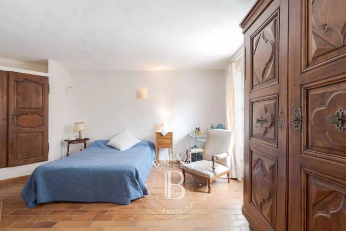 Image No.9-6 Bed House for sale