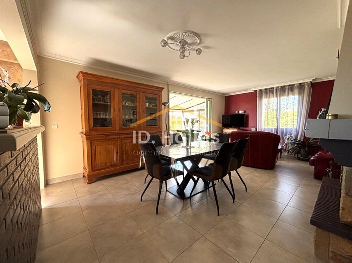 Image No.2-4 Bed House for sale