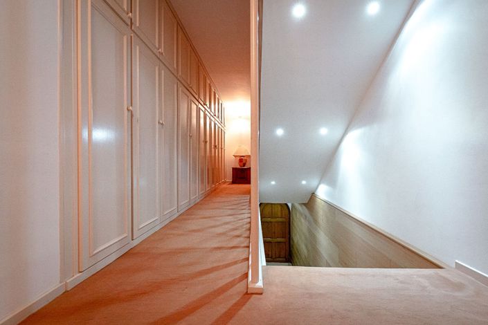 Image No.13-6 Bed Property for sale