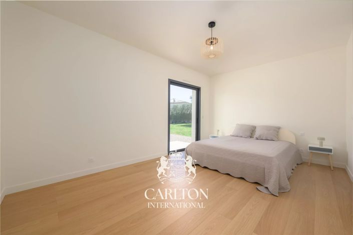 Image No.24-5 Bed House for sale
