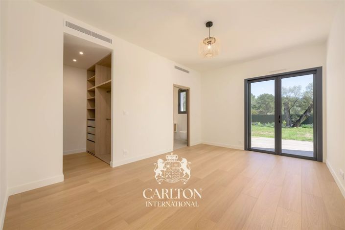Image No.26-5 Bed House for sale