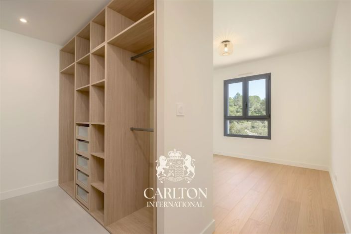 Image No.30-5 Bed House for sale