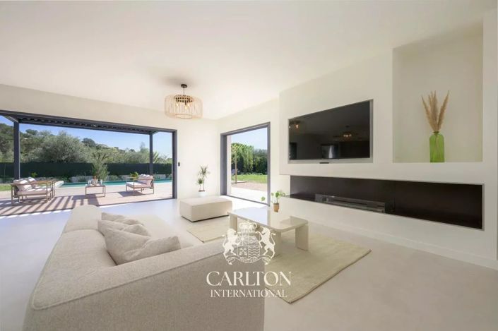 Image No.8-5 Bed House for sale
