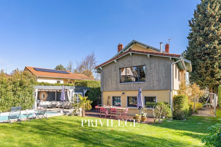 Image No.2-8 Bed House for sale