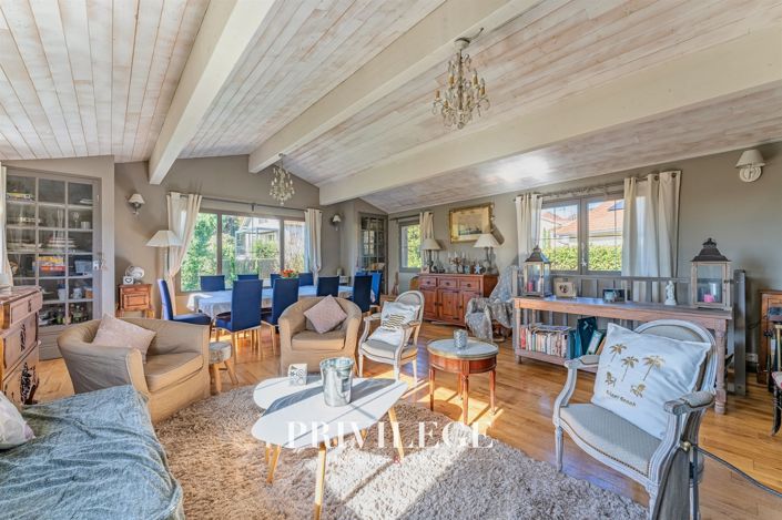 Image No.5-8 Bed House for sale