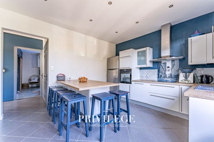 Image No.8-8 Bed House for sale