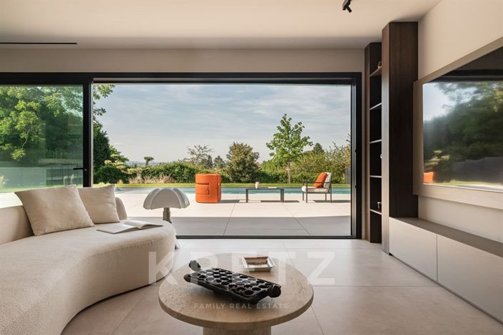 Image No.9-5 Bed House for sale