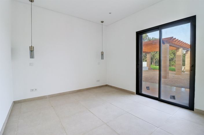 Image No.12-4 Bed House for sale