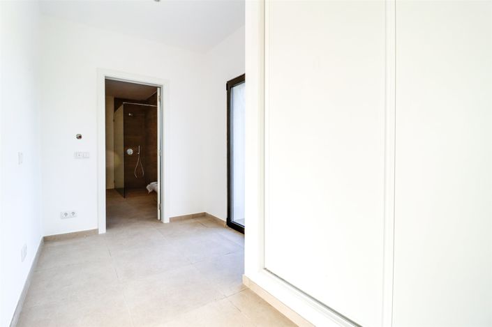 Image No.15-4 Bed House for sale