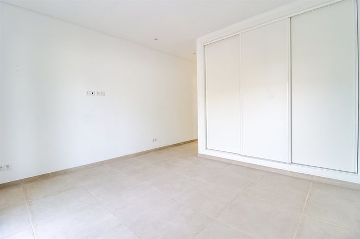 Image No.17-4 Bed House for sale