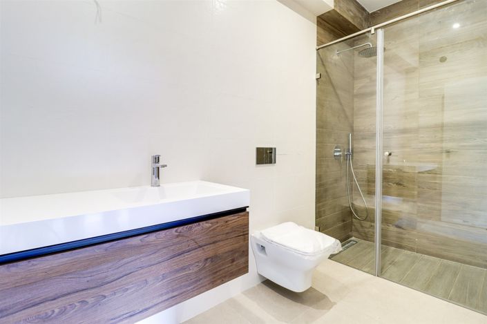 Image No.18-4 Bed House for sale