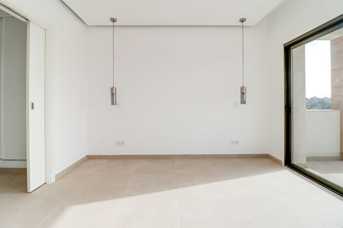 Image No.20-4 Bed House for sale
