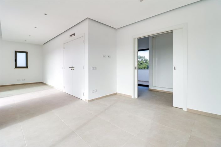 Image No.22-4 Bed House for sale