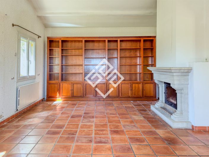 Image No.8-5 Bed House for sale