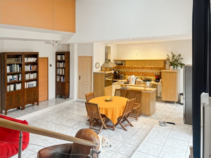 Image No.8-5 Bed House for sale