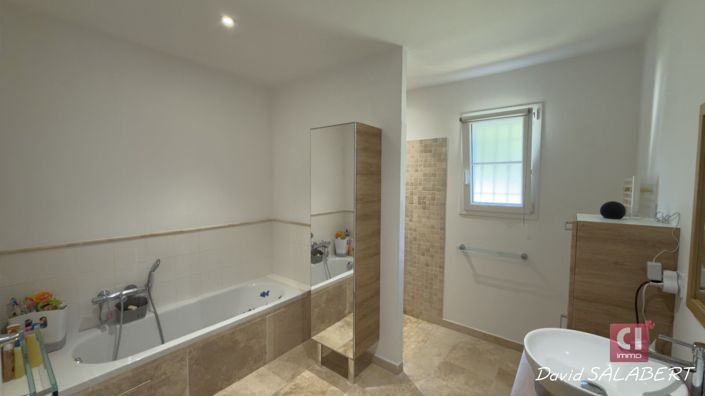 Image No.9-5 Bed House for sale