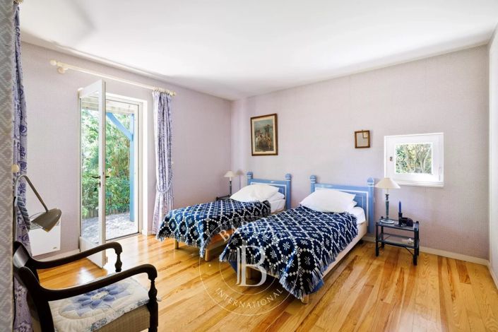 Image No.16-8 Bed House for sale